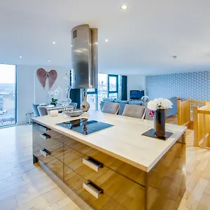 Spacious 3-bed Penthouse With Sky Line Views Sheffield